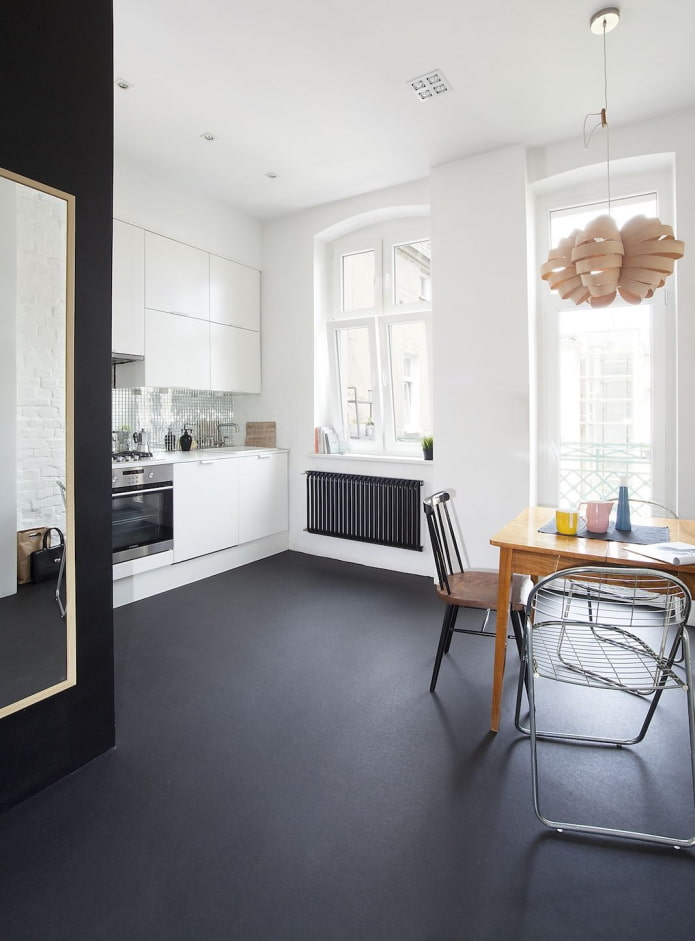 schwarzes Linoleum im Kücheninterieur