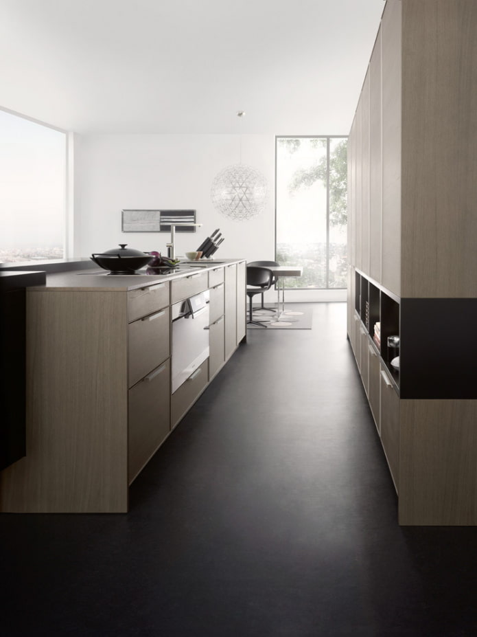 schwarzes Linoleum im Kücheninterieur