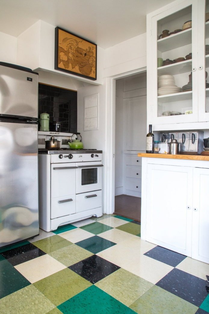 Linoleum mit geometrischen Mustern in der Küche Interieur