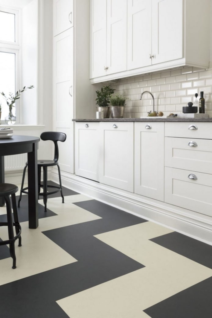 Linoleum mit geometrischen Mustern im Kücheninterieur