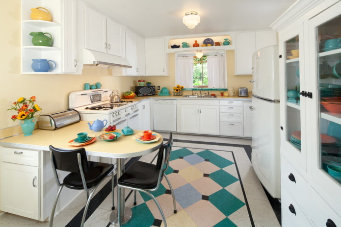 Linoleum mit geometrischen Mustern im Kücheninterieur