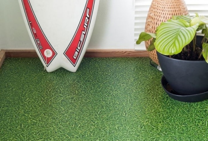 Linoleum mit Kunstrasen in der Küche