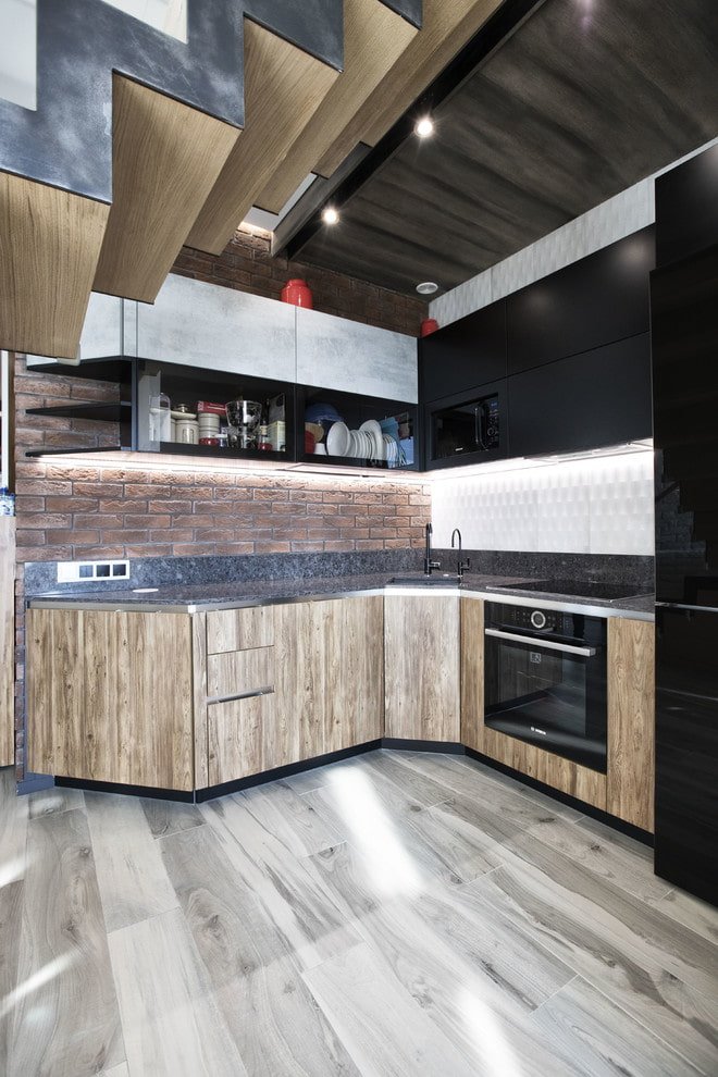Graues Linoleum mit Laminatimitat im Innenraum