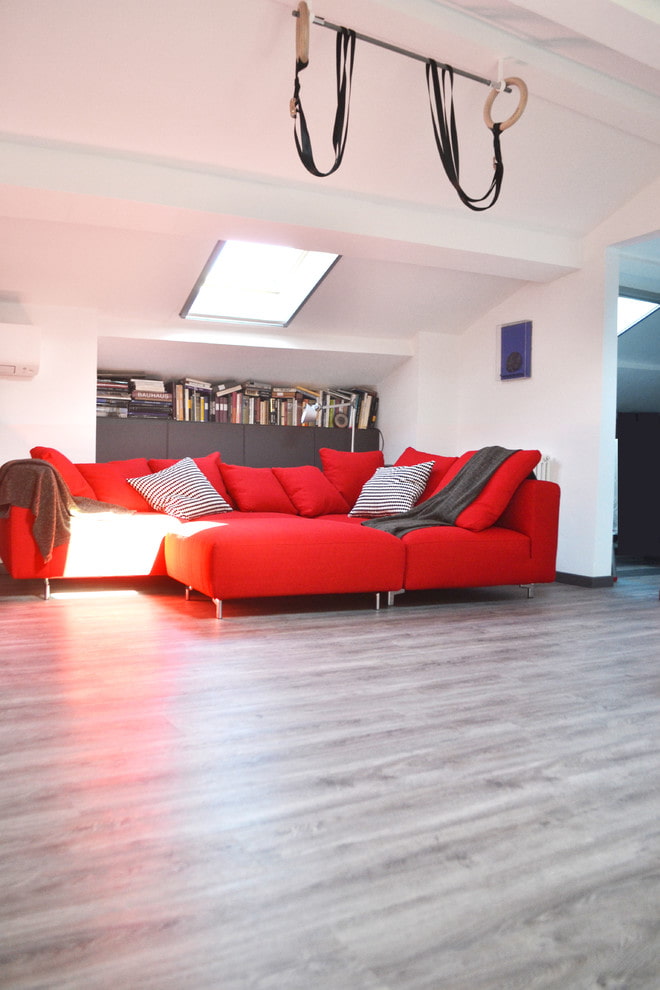Graues Linoleum mit Laminatimitat im Innenraum
