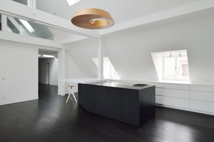 wengefarbenes Linoleum mit Laminatimitation im Innenraum