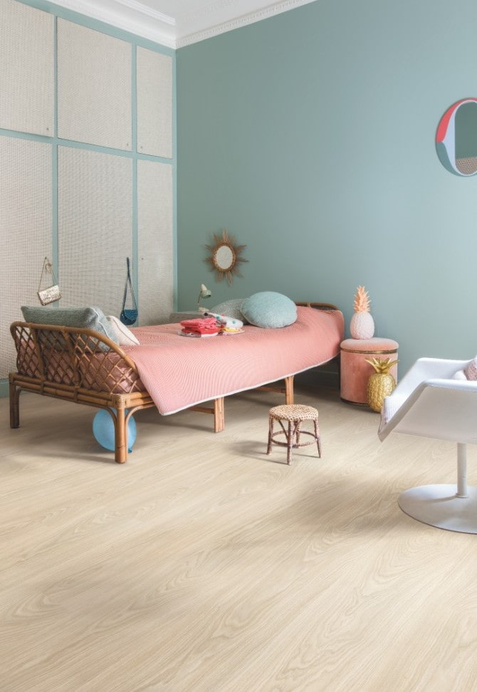 beiges Linoleum mit Laminatimitat im Innenraum