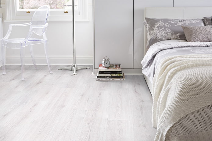 Weißes Linoleum mit Laminatimitat im Innenraum