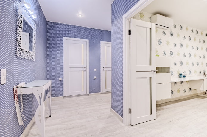 Weißes Linoleum mit Laminatimitat im Innenraum