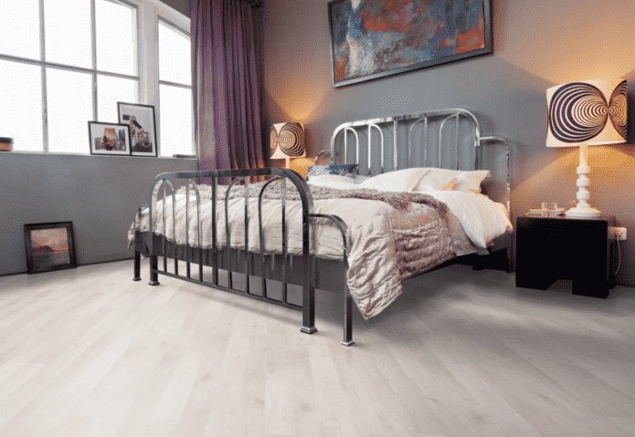 Weißes Linoleum mit Laminatimitat im Innenraum