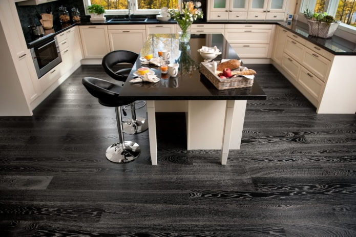 schwarzes Linoleum mit Laminatimitat im Innenraum