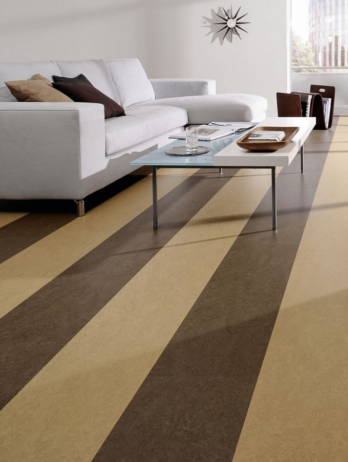 Gestreiftes Linoleum im Wohnzimmer