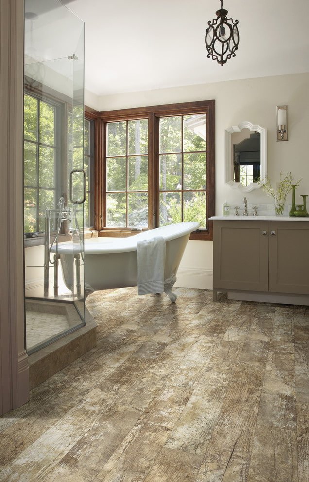 Linoleum auf dem Boden im Badezimmerinnenraum