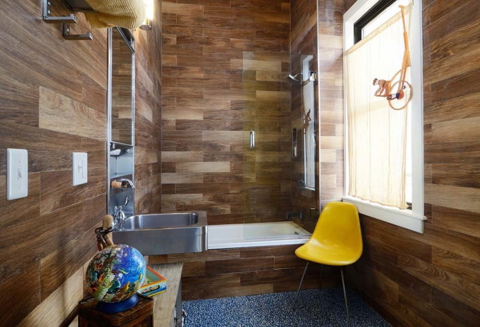 Linoleum an den Wänden im Badezimmerinterieur