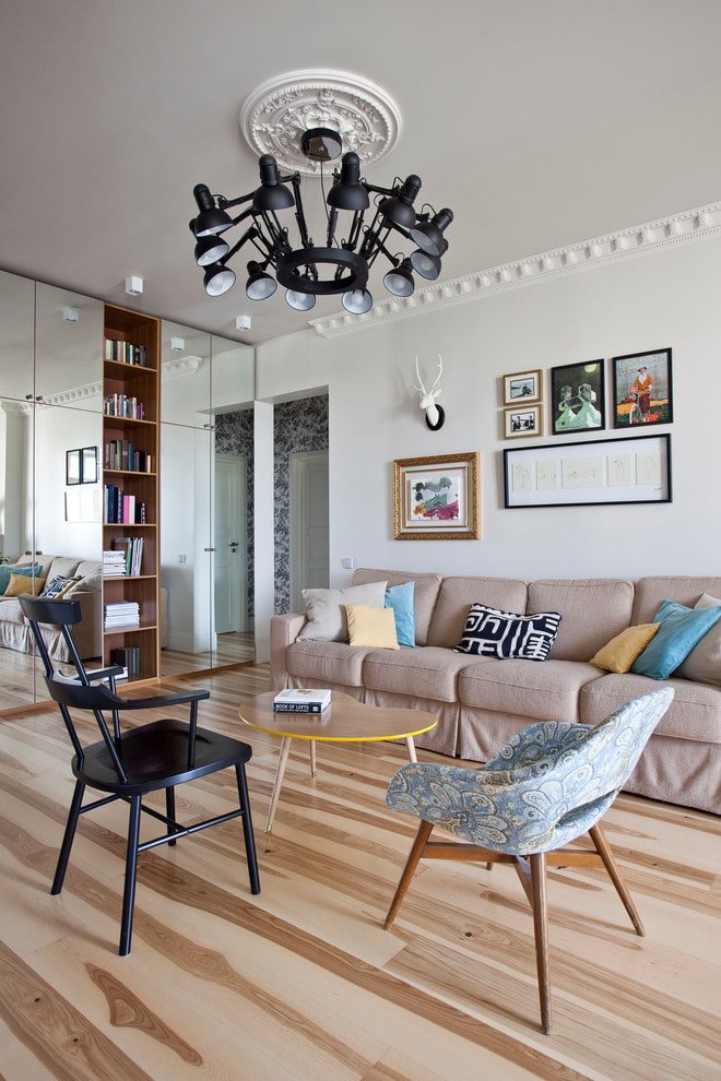 Holzähnliches Linoleum im Wohnzimmer