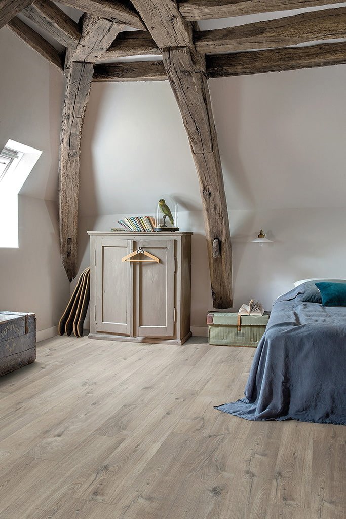 Holzähnliches Linoleum im Schlafzimmer
