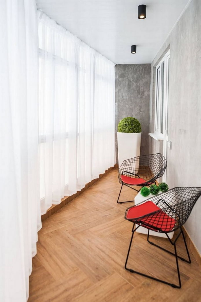 Linoleum auf dem Boden im Inneren der Loggia