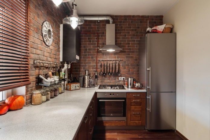 Küchendesign in einem Chruschtschow-Gebäude im Loft-Stil