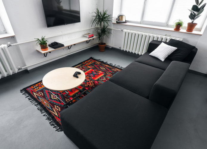 Wohnzimmer im Loft-Stil in Weiß und Grau
