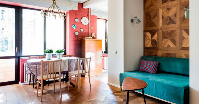 Wohnzimmer im Loft-Stil mit einem hellen Sofa