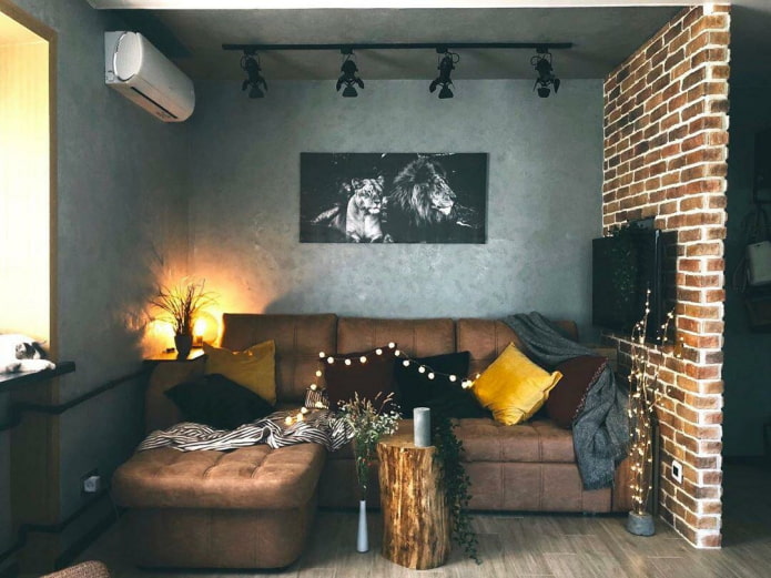 Wohnzimmer in einem Chruschtschow-Gebäude im Loft-Stil