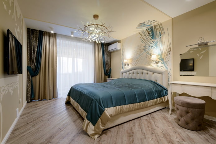 Spanndecke mit Kronleuchter im Schlafzimmer
