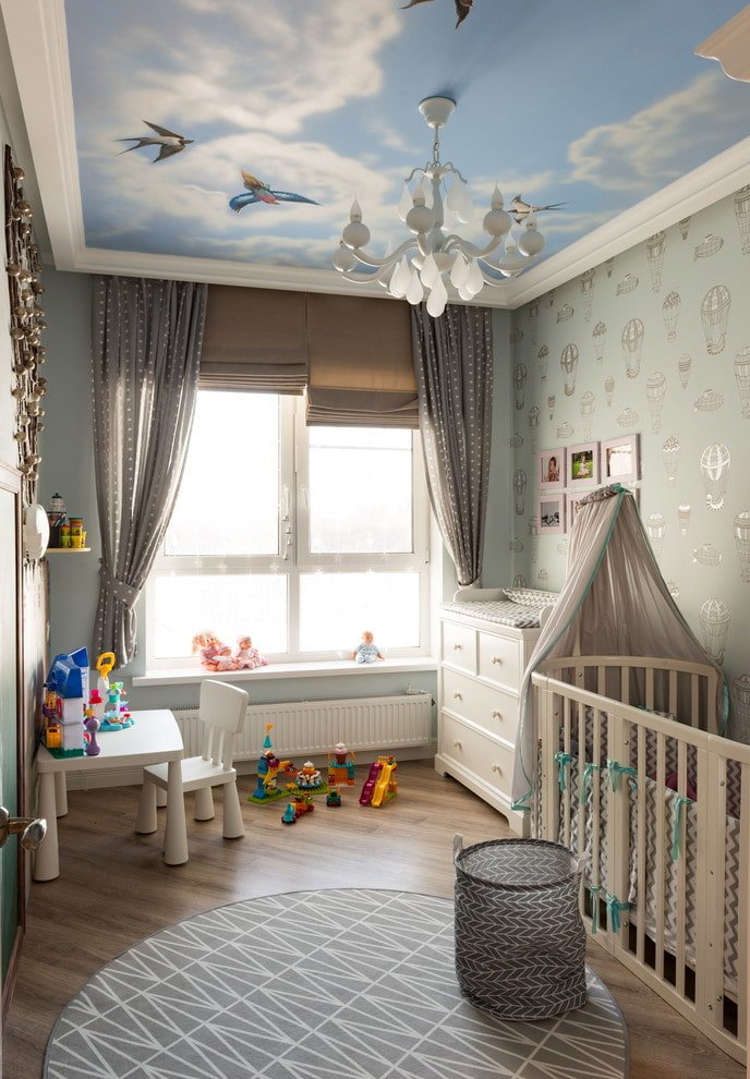 Spanndecke mit Kronleuchter im Kinderzimmer