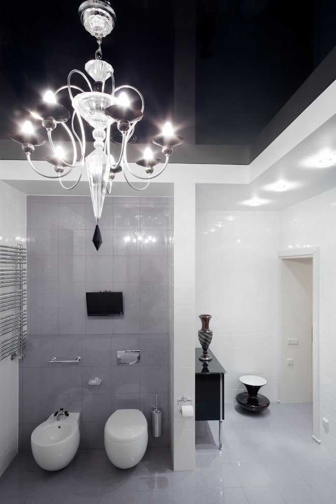 Spanndecke mit Kronleuchter im Badezimmer