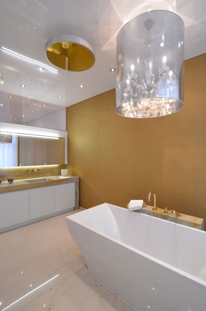 Spanndecke mit Kronleuchter im Badezimmer