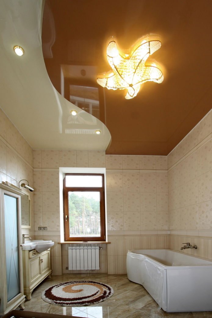 Spanndecke mit Kronleuchter im Badezimmer