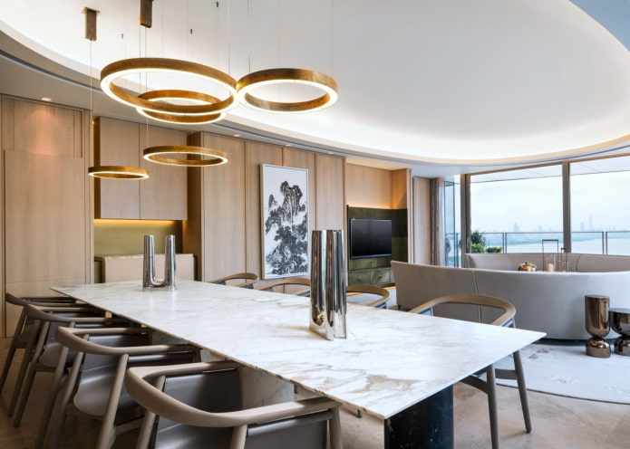 Spanndecke mit Kronleuchter in der Innenarchitektur