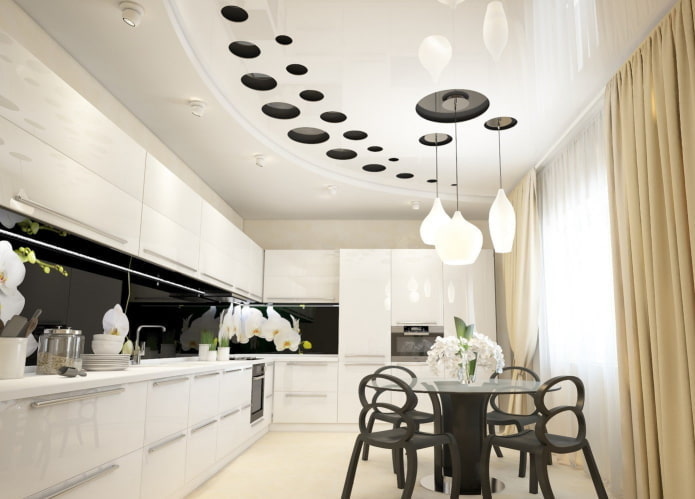 Spanndecke mit Kronleuchter im Innendesign