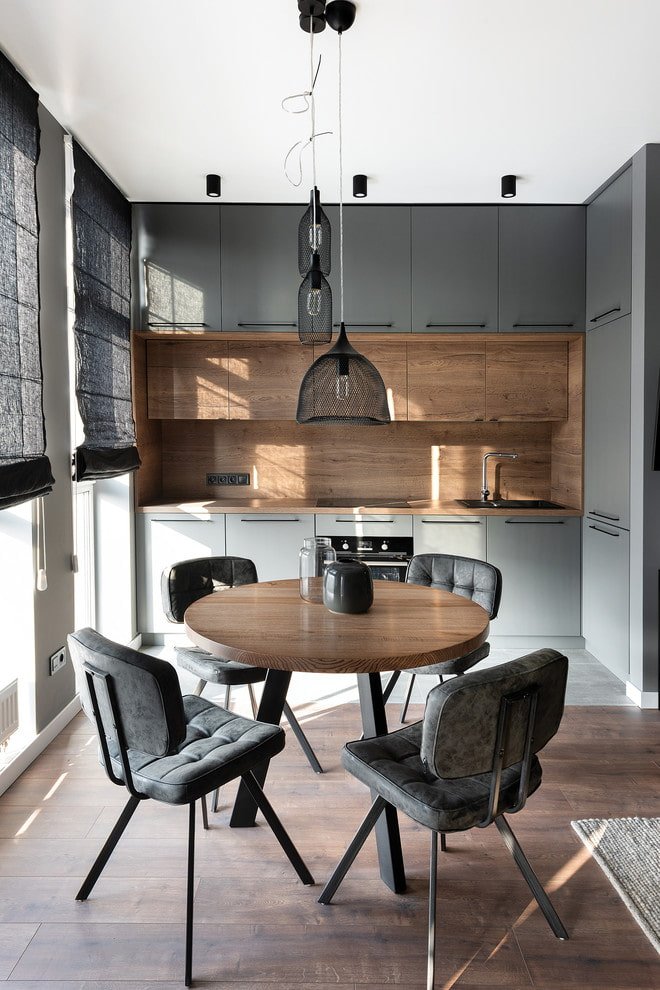 Kronleuchter im Kücheninterieur im modernen Stil