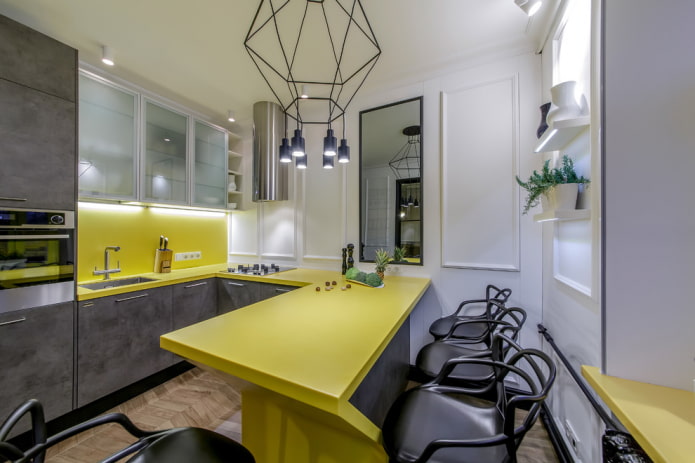 Kronleuchter im Kücheninterieur im modernen Stil