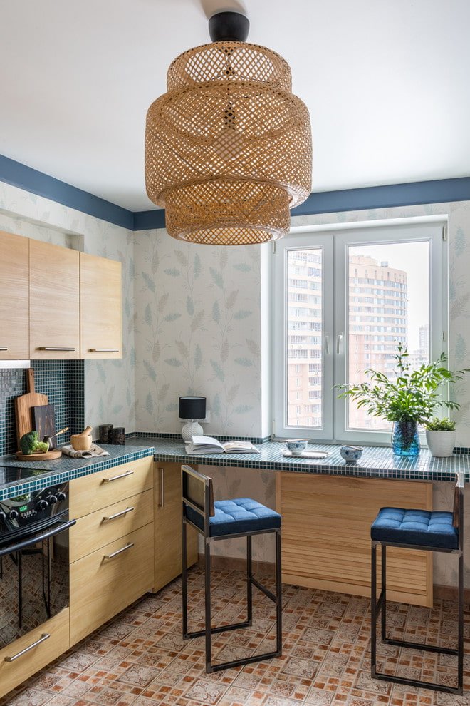 Kronleuchter an der Decke im Kücheninterieur