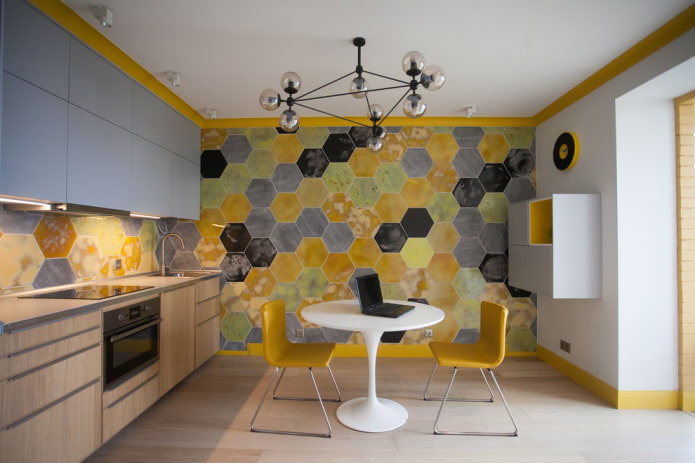 Kronleuchter im Kücheninterieur im modernen Stil