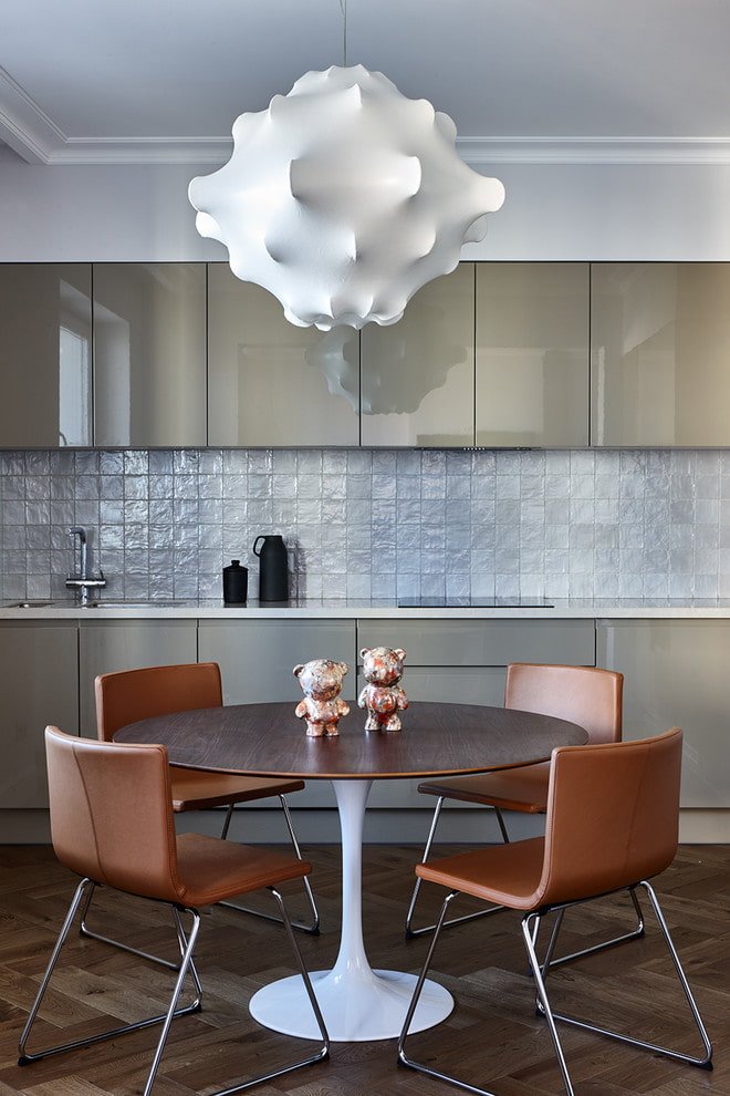 Kronleuchter im Kücheninterieur im modernen Stil