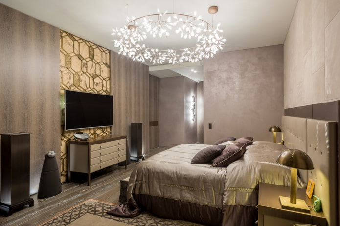 Kronleuchter an der Decke im Schlafzimmer