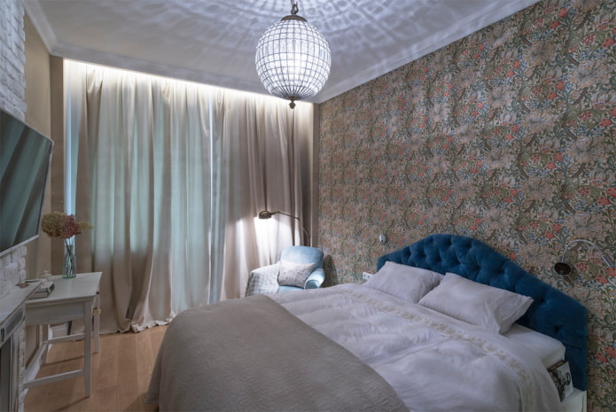 Kronleuchter an der Decke im Schlafzimmer