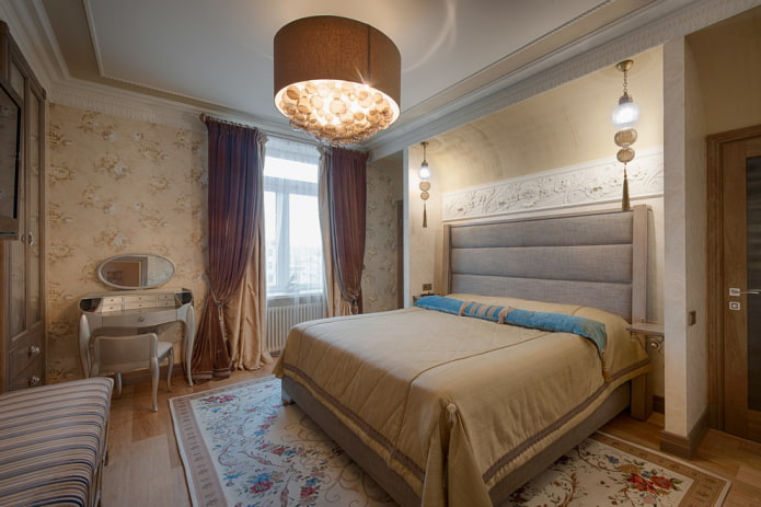 Kronleuchter an der Decke im Schlafzimmer