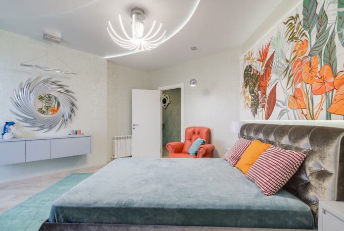 Kronleuchter an der Decke im Schlafzimmer im modernen Stil