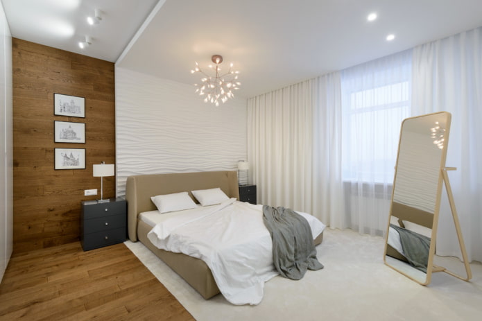 Kronleuchter über dem Bett im Schlafzimmer