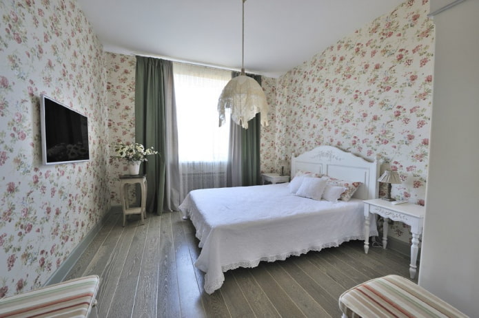 Kronleuchter an der Decke im Schlafzimmer im Provence-Stil