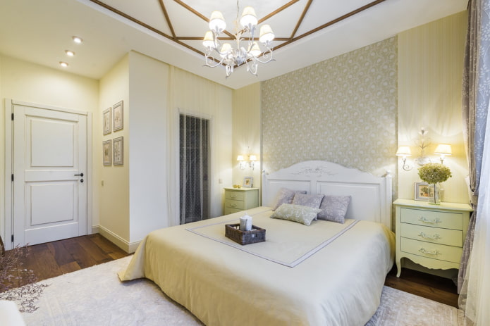 Kronleuchter an der Decke im Schlafzimmer im Provence-Stil