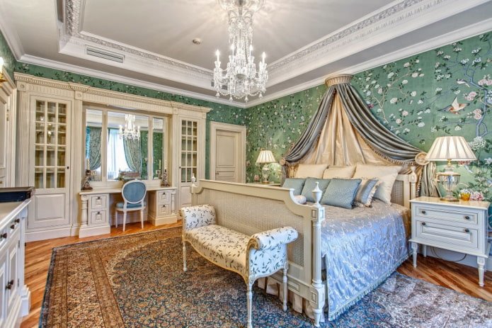 Kronleuchter an der Decke im Inneren des Schlafzimmers im klassischen Stil