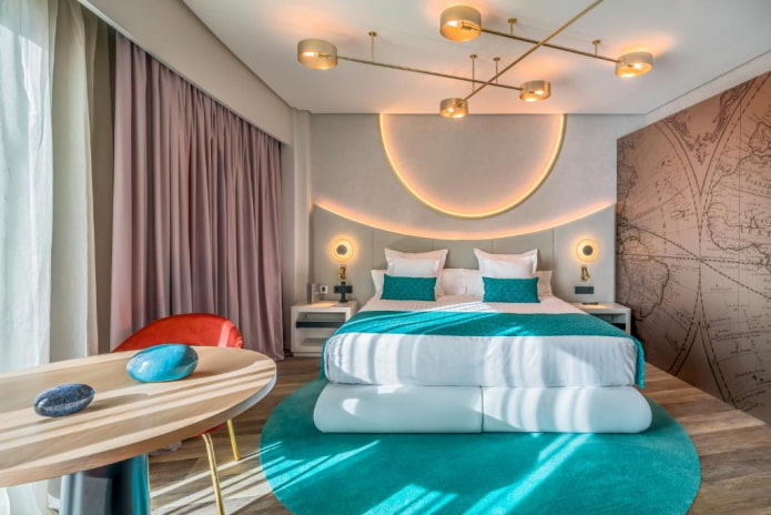 Kronleuchter an der Decke im Schlafzimmer im modernen Stil