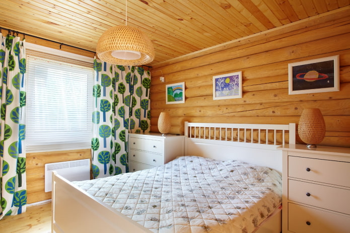 Kronleuchter an der Decke im Schlafzimmer
