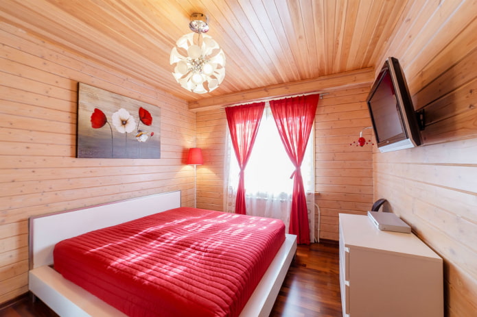 Kronleuchter an der Decke im Schlafzimmer