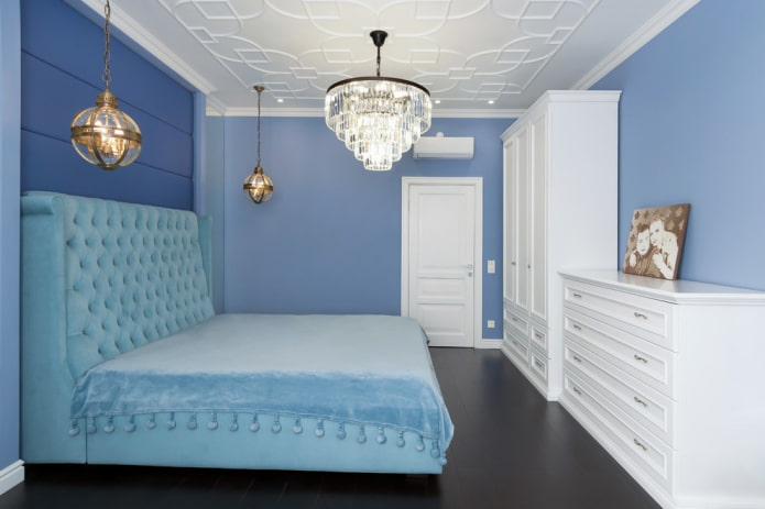 Kronleuchter an der Decke im Schlafzimmer