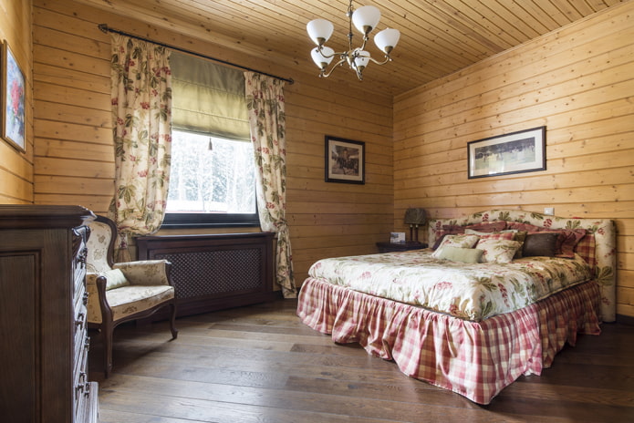 Kronleuchter an der Decke im Schlafzimmer