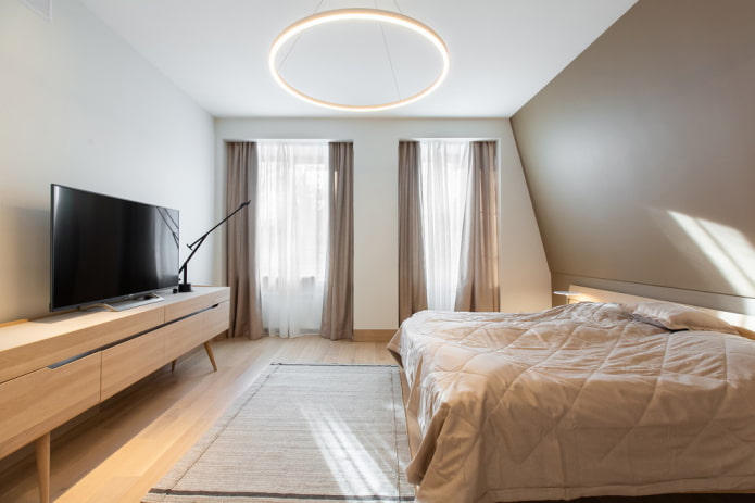 Kronleuchter an der Decke im Schlafzimmer im modernen Stil